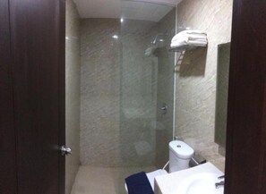 Shower, towels - Hotel MJ (Samarinda)