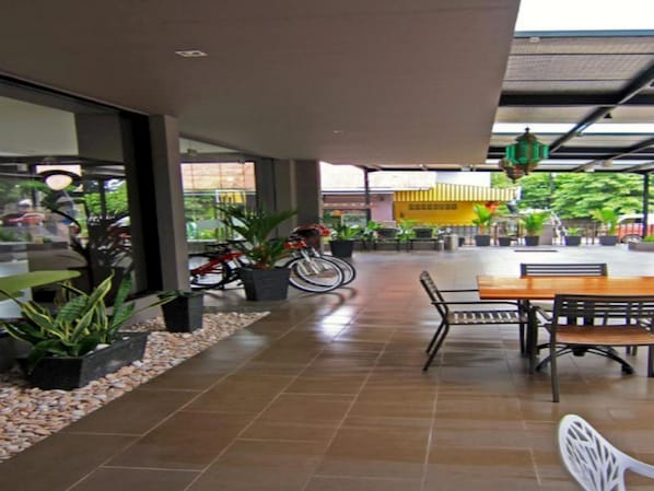 Outdoor dining - Plan B Hotel (Padang)