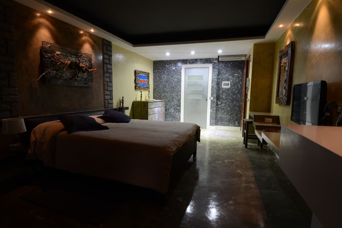 Suite Standar (Suzanna Lubrano) | Seprai premium, bantalan ekstra lembut, minibar, dan brankas