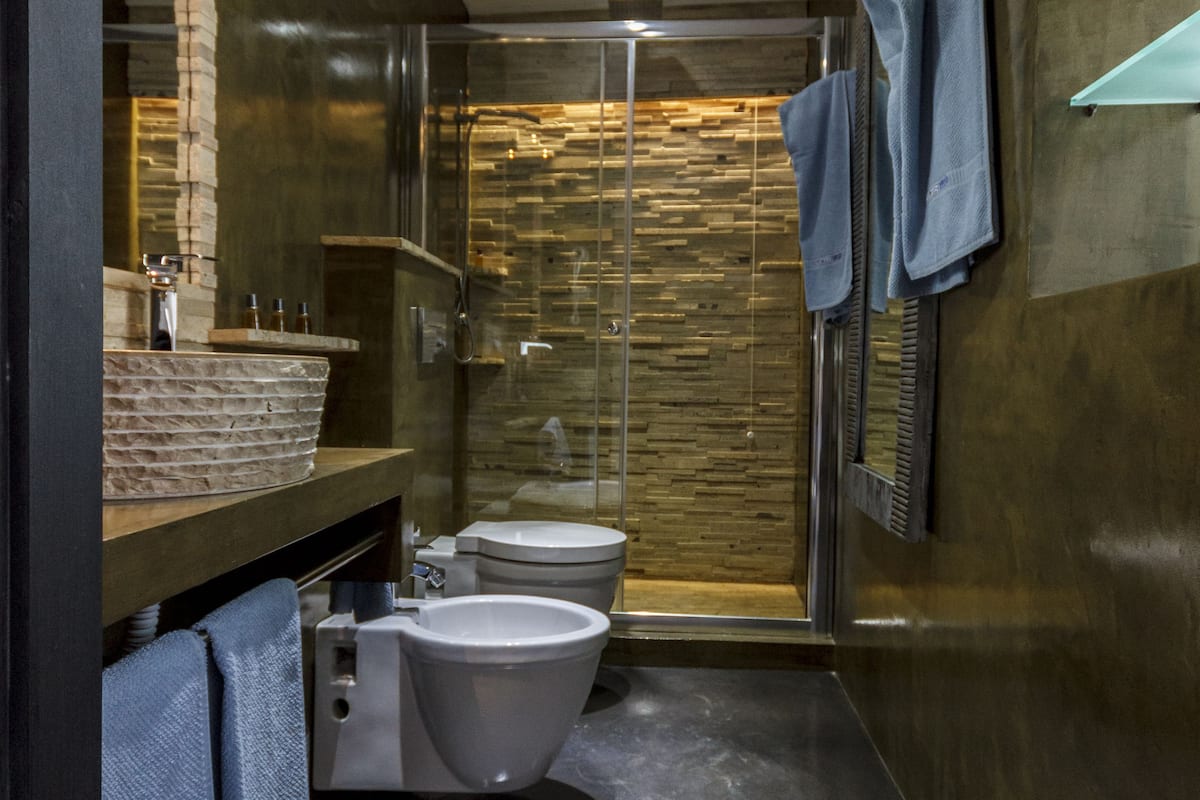 junior suite, 1 double bed, city view (ildo lobo) | bathroom | shower, free toiletries, hair dryer, towels