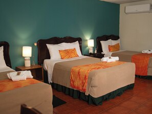Desk, laptop workspace, iron/ironing board, free WiFi - Eco Hotel Mariscal (San Salvador)