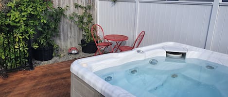 Nhà Cao cấp, 3 phòng ngủ, bồn tắm nước nóng, khu vực vườn | Bồn tắm spa riêng