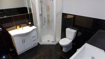 Luxury House, 3 Bedrooms, Hot Tub, Garden Area | Bathroom | Separate tub and shower, jetted tub, hair dryer, towels