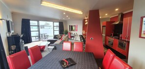 Casa superluxo, 3 quartos, banheira de imersão, no jardim | Área de estar | TV de plasma 40 polegadas com canais via satélite, TV, lareira