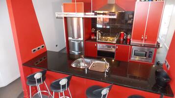 Luxury House, 3 Bedrooms, Hot Tub, Garden Area | Private kitchen | Full-sized fridge, microwave, oven, stovetop