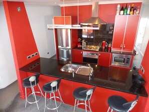 Luxury House, 3 Bedrooms, Hot Tub, Garden Area | Private kitchen