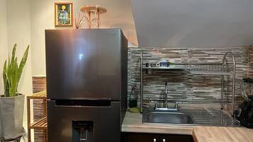 Deluxe Apartment, 1 Bedroom | Private kitchen | Microwave, stovetop, coffee/tea maker, cookware/dishes/utensils