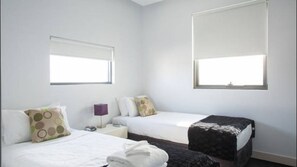 Deluxe Two Bedroom Apartment | 2 bedrooms, premium bedding, desk, iron/ironing board - Harbour Town Apartment (Docklands)