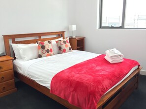 Deluxe Two Bedroom Apartment | 2 bedrooms, premium bedding, desk, iron/ironing board - Harbour Town Apartment (Docklands)