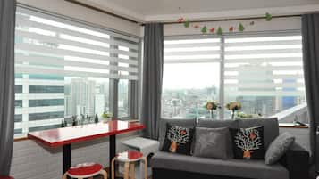 Family Room (1 Queen + 2 Single) | Rollaway beds, free WiFi