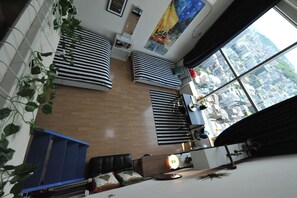 コンフォート デュープレックス 1 ベッドルーム 中 2 階 | 可動式ベッド、WiFi (無料)