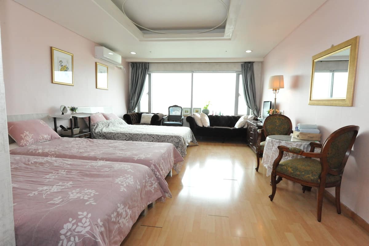 Phòng dành cho gia đình (1 Queen + 2 Single) | Giường gấp/giường phụ (phụ phí), truy cập Internet không dây miễn phí
