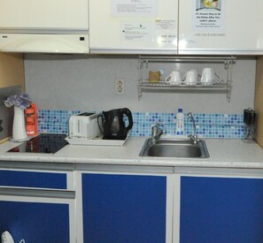 冷蔵庫、電子レンジ、コンロ、コーヒー / ティーメーカー