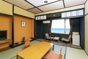 Phòng 4 cơ bản, không hút thuốc, quang cảnh biển (JPN style) | Bộ đồ giường cao cấp, chăn bông, két bảo mật tại phòng, bàn 