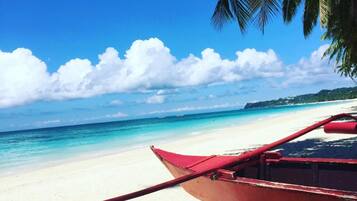 Una spiaggia nelle vicinanze