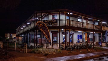 Facciata della struttura - sera/notte