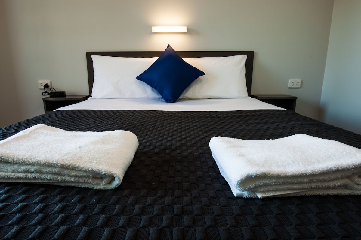 room, 1 queen bed | desk, iron/ironing board, free cots/infant beds, free wifi