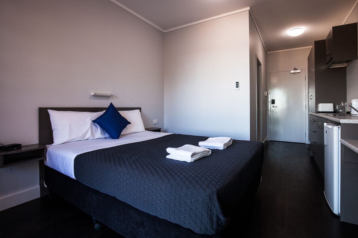 room, 1 queen bed | desk, iron/ironing board, free cots/infant beds, free wifi