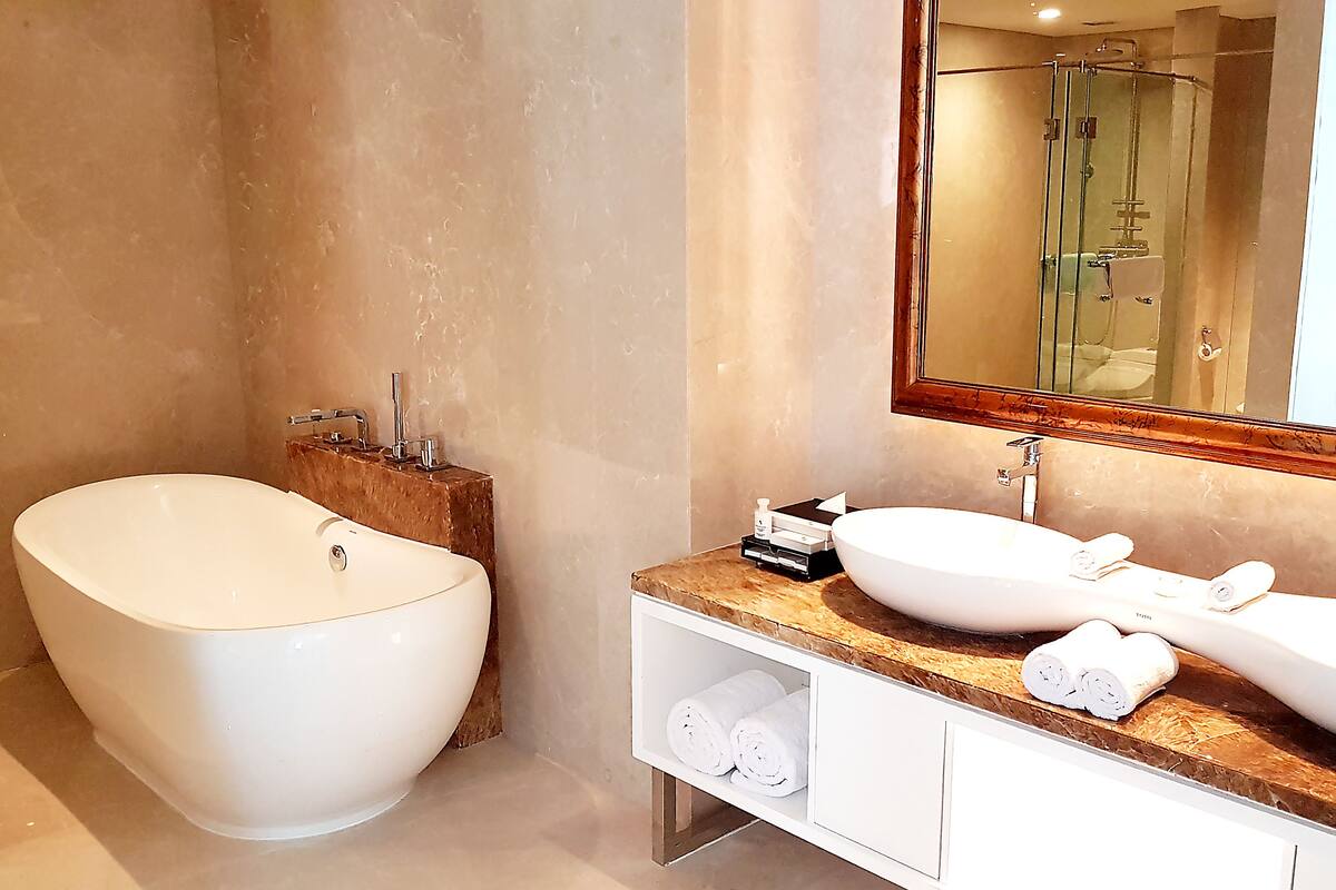 executive suite, 1 king bed | bathroom | free toiletries, hair dryer, slippers, bidet
