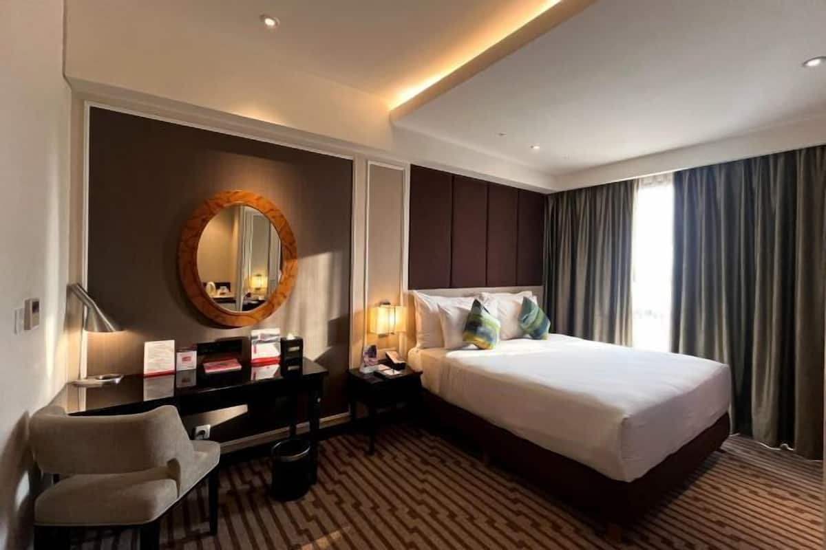 Premium bedding, minibar, in-room safe, desk