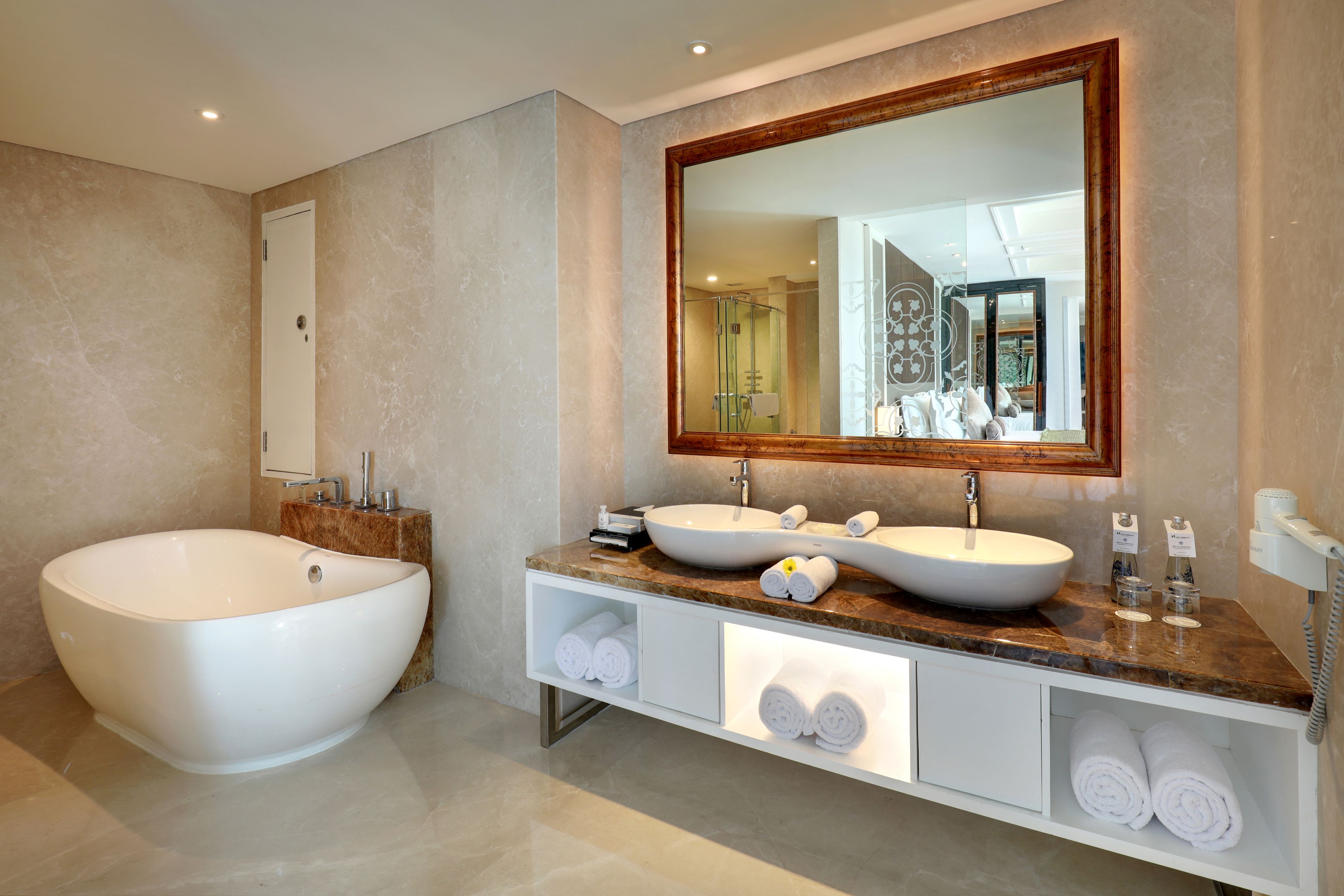 executive suite, 1 king bed | bathroom | free toiletries, hair dryer, slippers, bidet