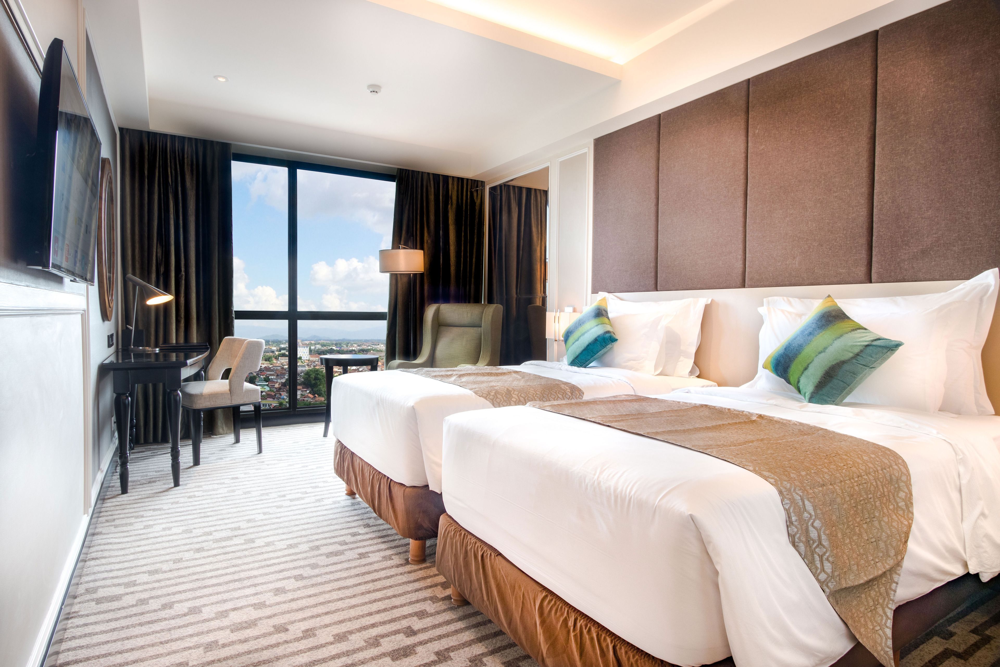 Deluxe Twin Room | Premium bedding, minibar, in-room safe, desk