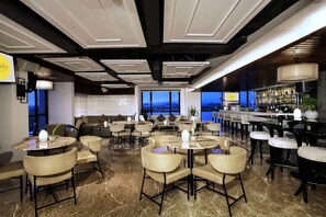 3 bars/lounges