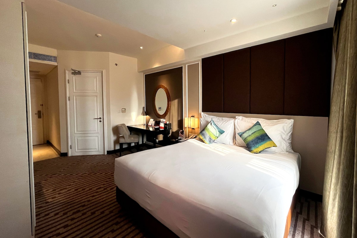 Premium bedding, minibar, in-room safe, desk