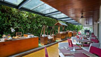 Petit déjeuner buffet (160000 IDR par personne)