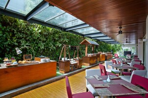 朝食 (ビュッフェ)、毎日提供 (1 名様 160000 IDR)