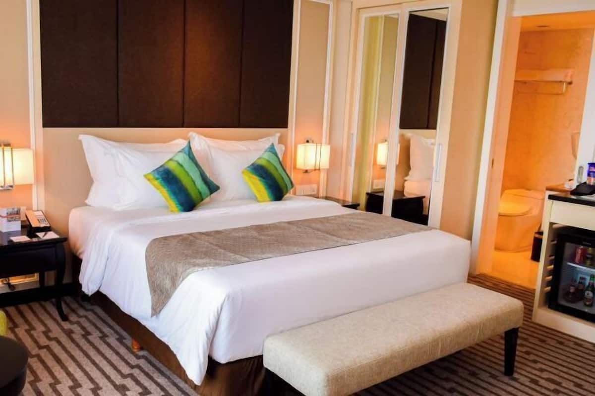 Premium bedding, in-room safe, desk, laptop workspace