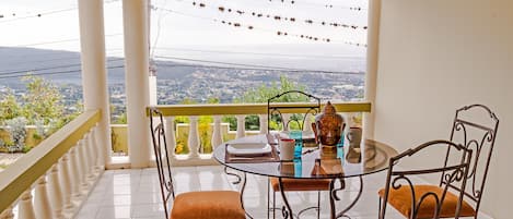 Superior-Apartment, 2 Schlafzimmer, Terrasse, Blick auf den Innenhof | Terrasse/Patio