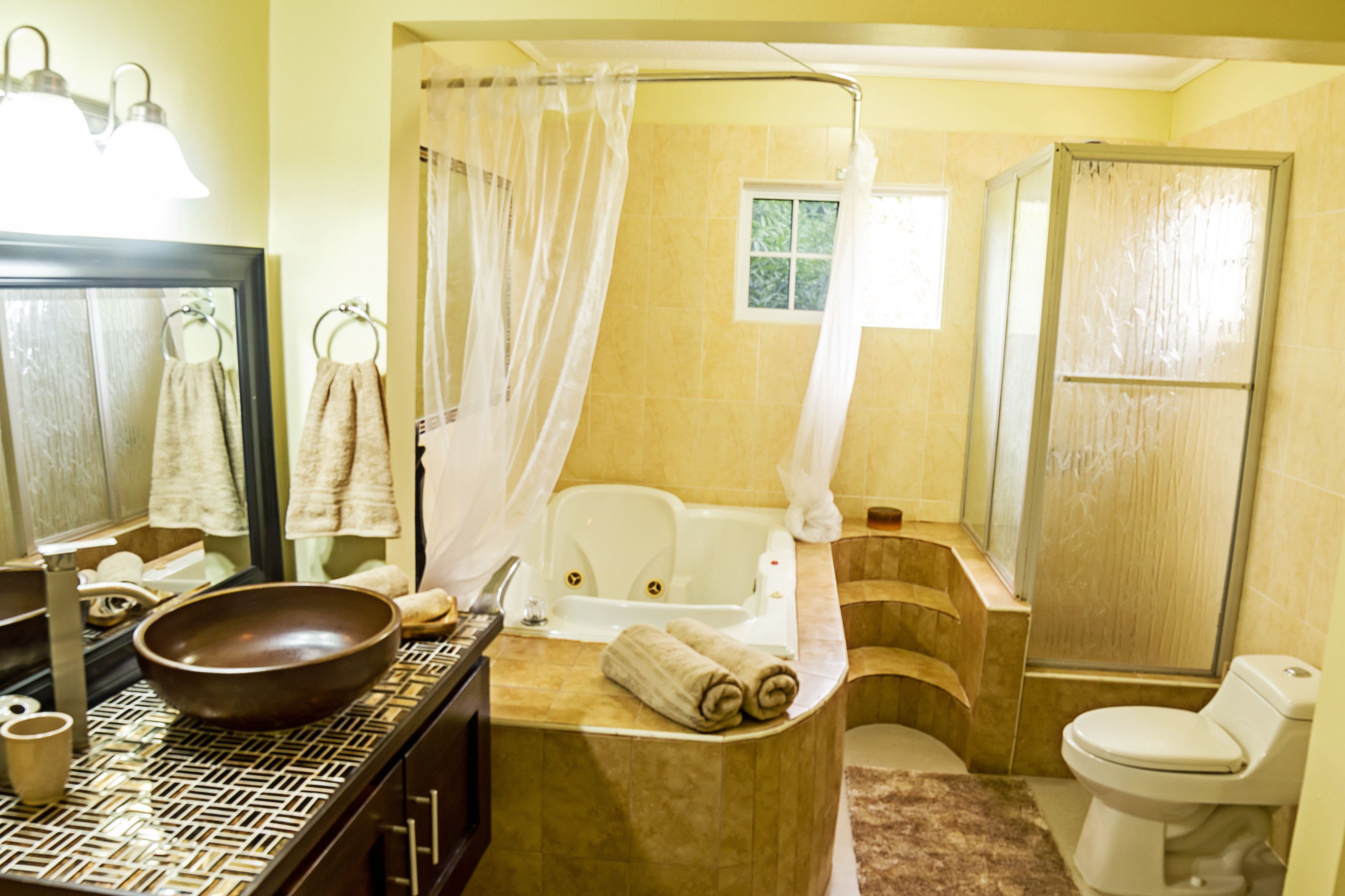 Appartement Supérieur, 2 chambres, terrasse, vue cour intérieure | Salle de bain | Ensemble douche/baignoire, articles de toilette gratuits, sèche-cheveux