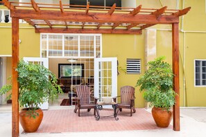 Terrace/patio - Skyview Manor Guest Apartments (Kingston)