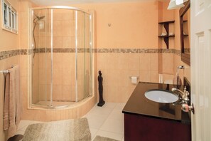 Superior Apartment, 2 Bedrooms, Terrace, Courtyard View | Bathroom - Skyview Manor Guest Apartments (Kingston)