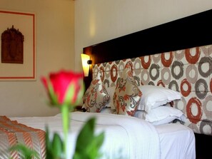 Desk, blackout curtains, soundproofing, iron/ironing board - Hotel Paras Mahal (Udaipur)