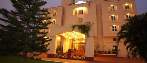 Façade de l’hébergement – soirée/nuit