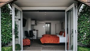 Een moderne hotelkamer met een bed, een bureau en een stoel.