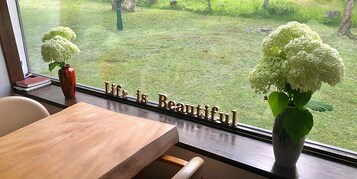 供应早餐、午 餐和晚餐