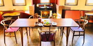 供应早餐、午餐和晚餐