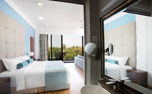 Minibar, caja fuerte, escritorio y cortinas opacas
