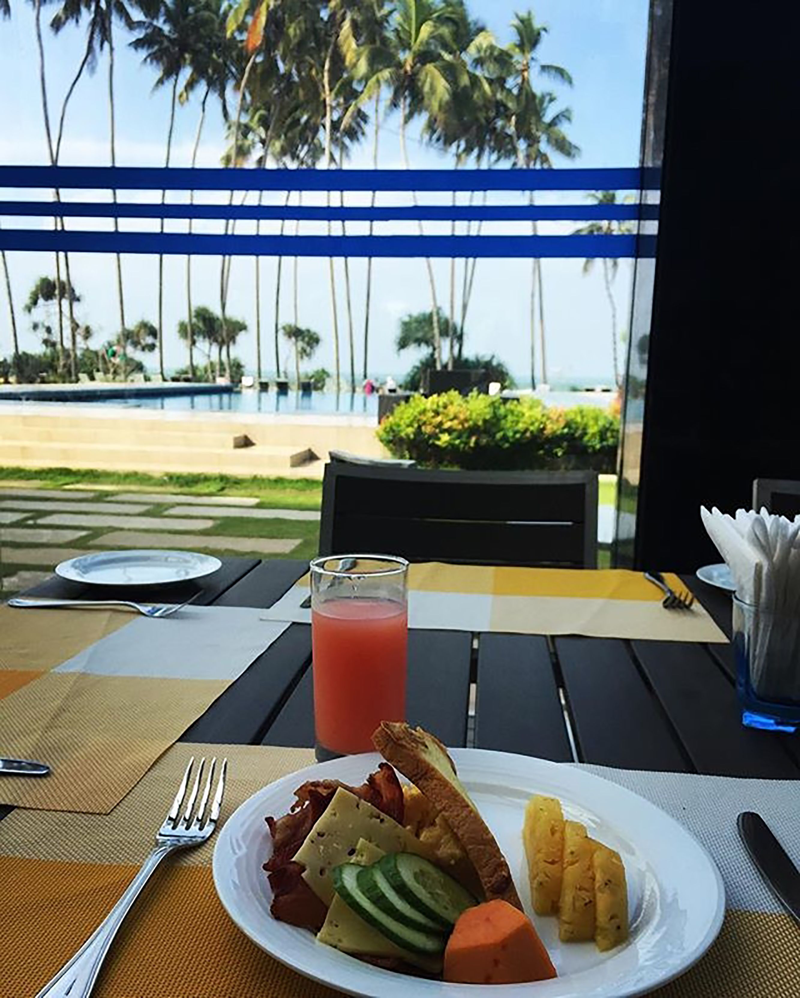 Phục vụ bữa sáng, bữa trưa, bữa tối, món ăn mang phong cách quốc tế 