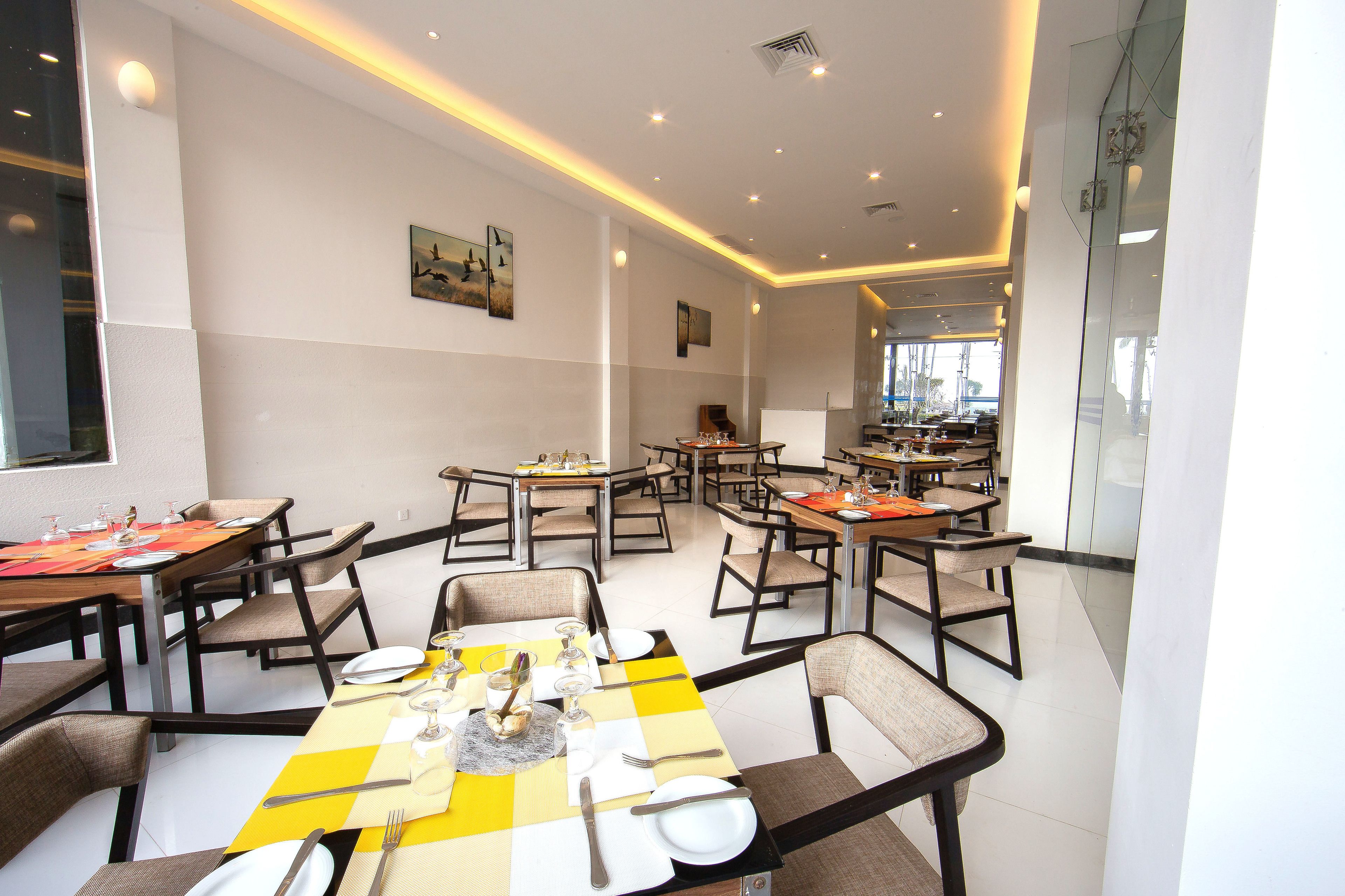 breakfast, lunch, dinner served; international cuisine