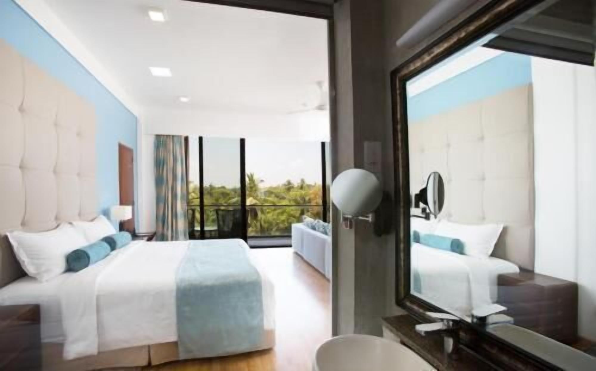 Frigobar, cofres nos quartos, escrivaninha, cortinas blackout