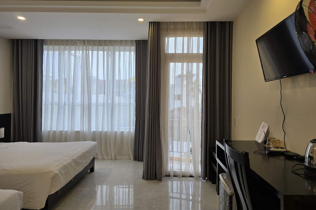 Triple room with balcony | Hypo-allergenic bedding, in-room safe, individually furnished