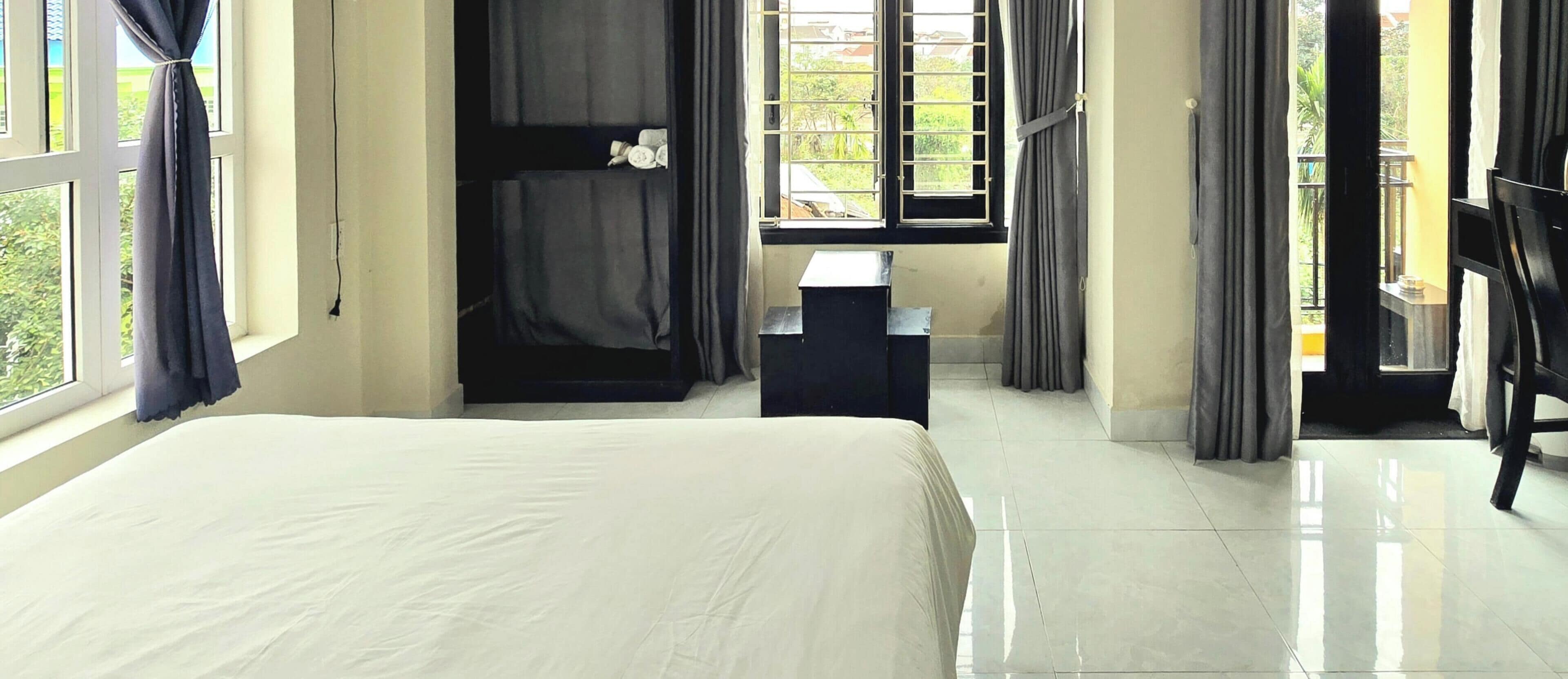 Superior Double Room - Spacious with Balcony | Allergitestet sengetøy, safe på rommet og individuelt innredet