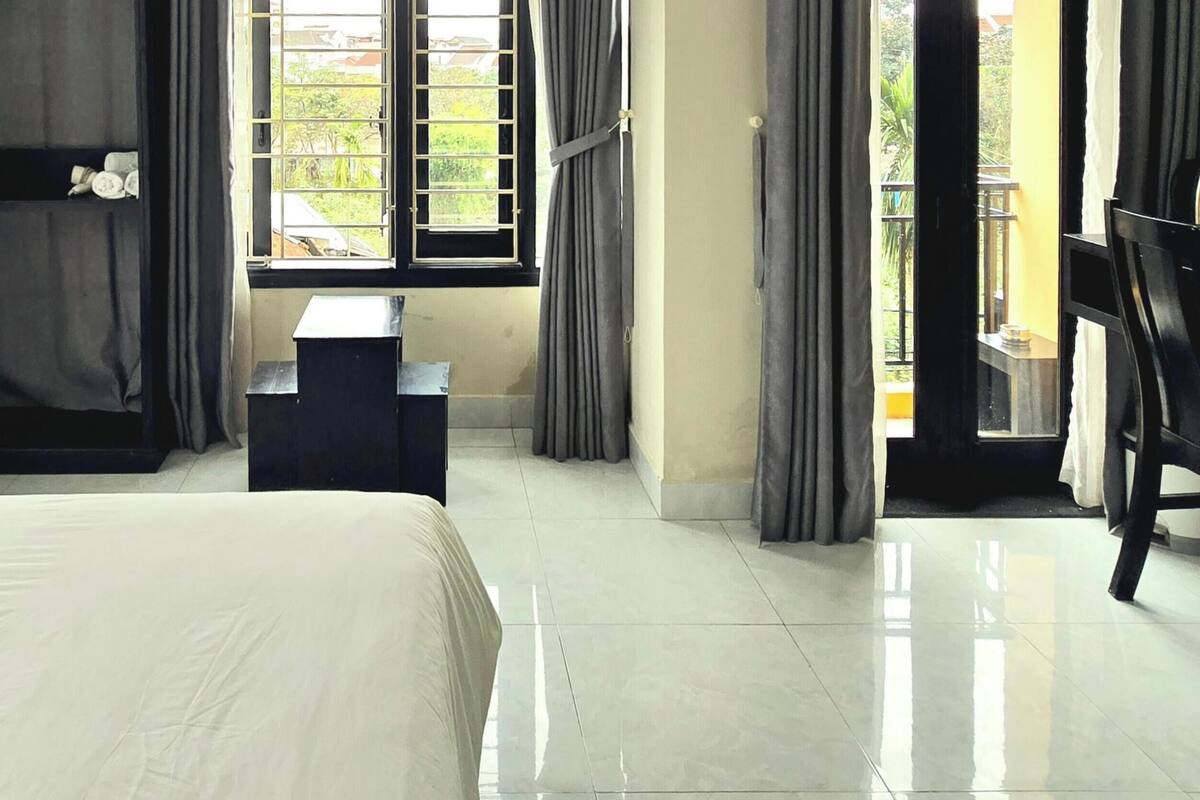 Superior Double Room - Spacious with Balcony | Allergitestet sengetøy, safe på rommet, blendingsgardiner og lydisolert