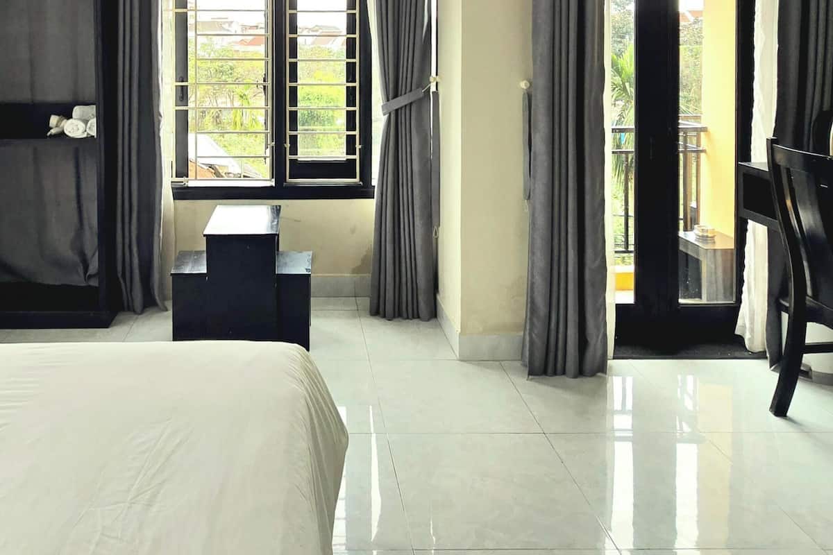 Superior Double Room - Spacious with Balcony | Allergitestet sengetøy, safe på rommet og individuelt innredet