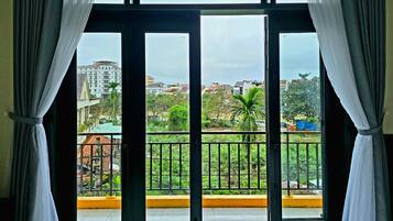 Superior Double Room - Spacious with Balcony | Seprai antialergi, brankas, dan dilengkapi dengan perabotan berbeda-beda