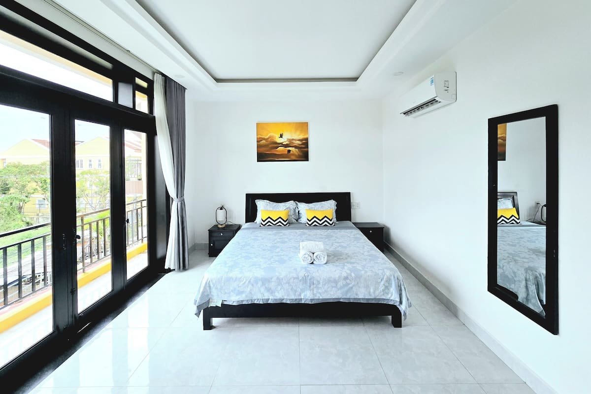 2 bedrooms, hypo-allergenic bedding, in-room safe